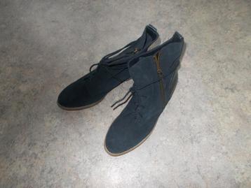 Paire de bottillons bleus ESSENTIEL. beschikbaar voor biedingen