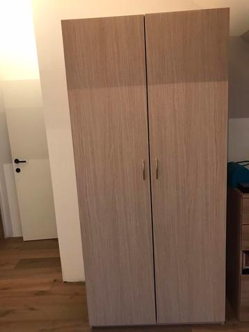 Kleerkasten beschikbaar voor biedingen