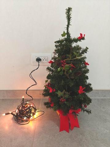 Kunstkerstboompje met gekleurde lampjes beschikbaar voor biedingen