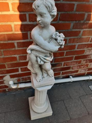 Tuinbeeld . Jongen met bloemenhoorn op sokkel. beschikbaar voor biedingen