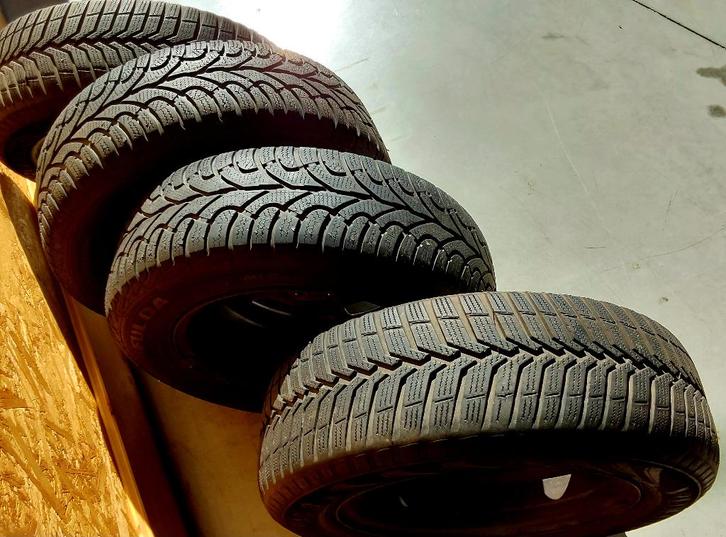 Très bons pneus hiver 195/65-15 sur jantes Subaru, Auto-onderdelen, Banden en Velgen, Banden en Velgen, Winterbanden, 15 inch