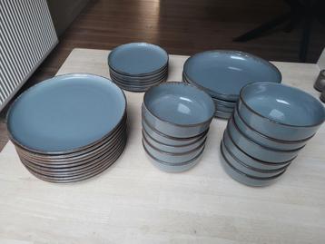 Servies (geen stukjes af) beschikbaar voor biedingen