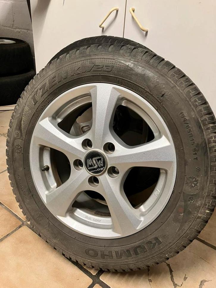 Complete set winterbanden met velgen en bouten, Autos : Pièces & Accessoires, Pneus & Jantes, Jante(s), Pneus hiver, Utilisé, Enlèvement