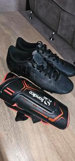 Chaussures de football (taille 42) + jambieres, Enlèvement ou Envoi, Comme neuf