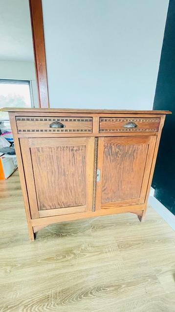 Houten kast beschikbaar voor biedingen