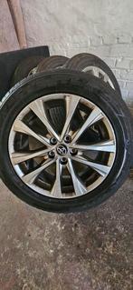 Jante 18 Toyota pneu a 90 % en 235 55 18 uniroyal, Autos : Pièces & Accessoires, Enlèvement ou Envoi