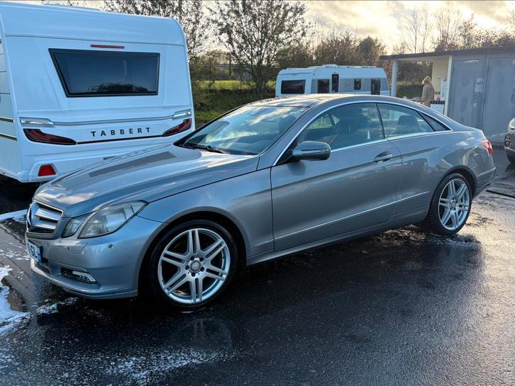 Mercedes Classe E350 boîte automatique année 2010, Autos, Mercedes-Benz, Entreprise, Toit ouvrant, Automatique, Cuir, Enlèvement