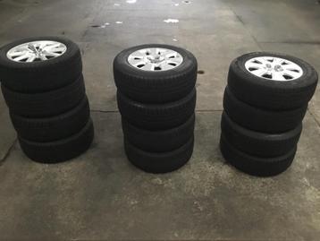 Stel aluminium velgen met winterbanden beschikbaar voor biedingen