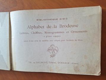 Antiek borduurboek beschikbaar voor biedingen