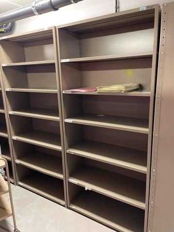 Étagères métalliques  beschikbaar voor biedingen