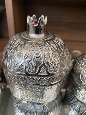 Tinnen fruit sculpturen granaatappel  beschikbaar voor biedingen