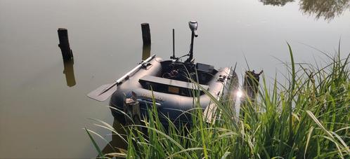 Te huur: Karperboot met fishfinder en elektro motor., Watersport en Boten, Hengelsport | Karpervissen, Zo goed als nieuw, Ophalen