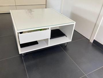 Table basse sur roulettes disponible aux enchères