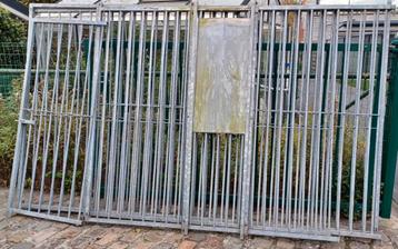 Hondenkennel 4 panelen met luik beschikbaar voor biedingen