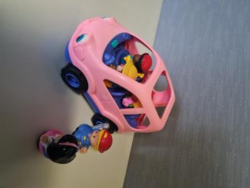 Fisher price auto met poppetjes beschikbaar voor biedingen