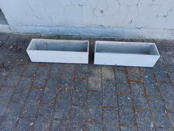 Twee rechthoekige betonnen bloembakken beschikbaar voor biedingen