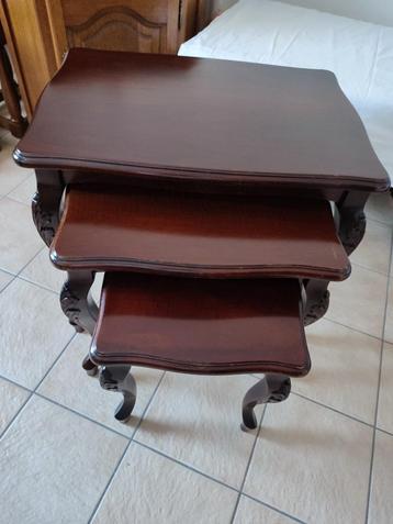 Bijzettafeltjes beschikbaar voor biedingen