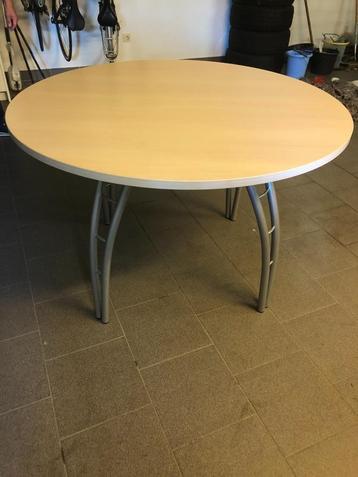 tafel rond 130cm beschikbaar voor biedingen