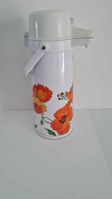Vintage retro thermoskan beschikbaar voor biedingen