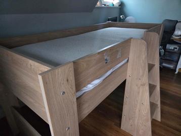 Hoogslaper kinderbed + lattenbodem + matras + bureau beschikbaar voor biedingen