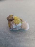 mineraal: Aragoniet + zwavel uit Sicilië - FLUORESCENTIE !!, Ophalen of Verzenden, Mineraal
