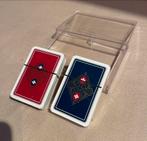 2 jeux de cartes, toujours emballés, dans une boîte en plexi, Collections, Carte(s) à jouer, Enlèvement ou Envoi, Neuf