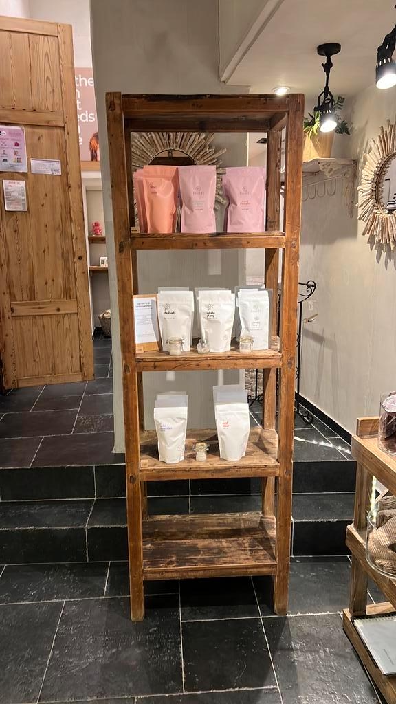 Hoge massief houten displaykast / winkelrek – 4 niveaus, Maison & Meubles, Armoires | Étagères, Comme neuf, Enlèvement