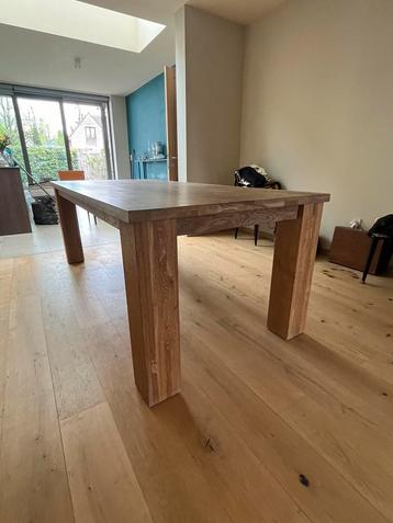Massief volhouten eettafel beschikbaar voor biedingen