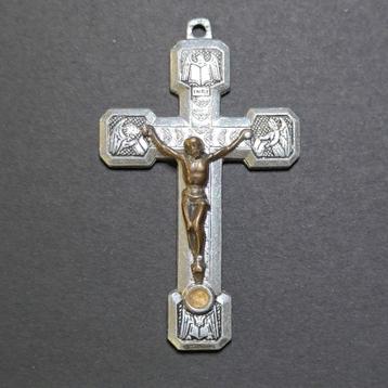 pendentif en forme de croix vintage avec une relique sur le 