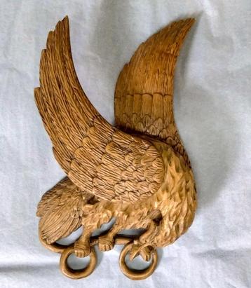 Houten sculptuur van een arend met slang beschikbaar voor biedingen