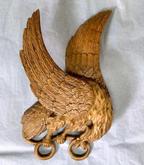 Houten sculptuur van een arend met slang, Antiek en Kunst, Kunst | Beelden en Houtsnijwerken, Ophalen of Verzenden