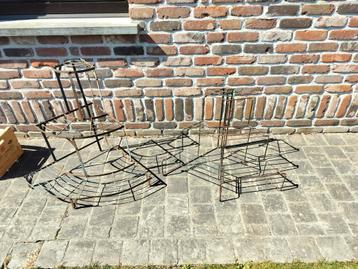 Set van 2 verroeste plantenrekjes  beschikbaar voor biedingen