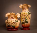 2 opaline vazen van 19 en 13 cm hoog, Antiek en Kunst, Ophalen