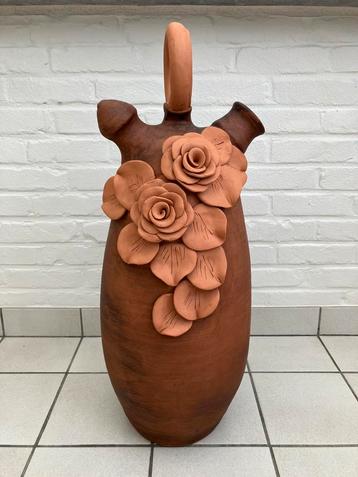 Terracotta siervaas beschikbaar voor biedingen