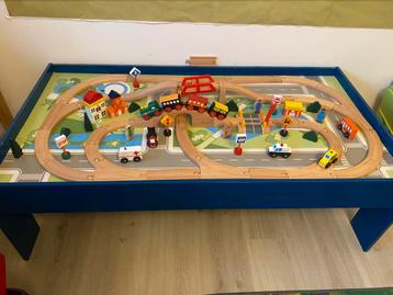 Jeux en bois avec table et circuit train  beschikbaar voor biedingen