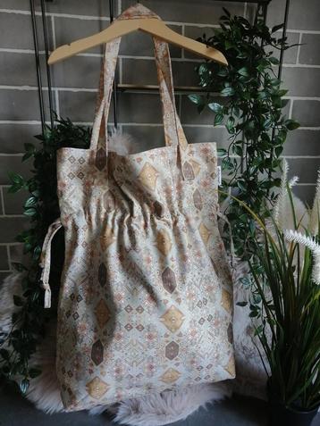 Handgemaakte Trendy Totes bags by NaaiKantje, model Lotus.