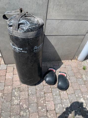 Bokszak met handschoenen beschikbaar voor biedingen