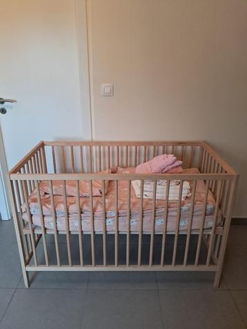 Houten babybedje + IKEA matras beschikbaar voor biedingen
