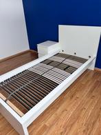 Wit eenpersoonsbed met lattenbodem + nachtkastje (2 lades)., Huis en Inrichting, Ophalen, Zo goed als nieuw, Wit
