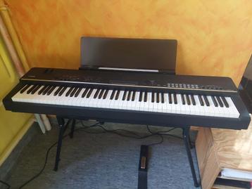 Piano de scène Yamaha CP4 disponible aux enchères