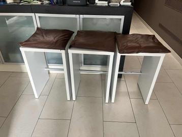3 witte, houten barkrukken te koop, inclusief kussentjes. beschikbaar voor biedingen