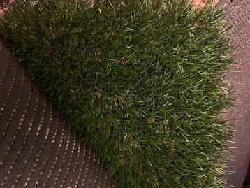 RESTSTUK kunstgras 3.10m op 5m beschikbaar voor biedingen