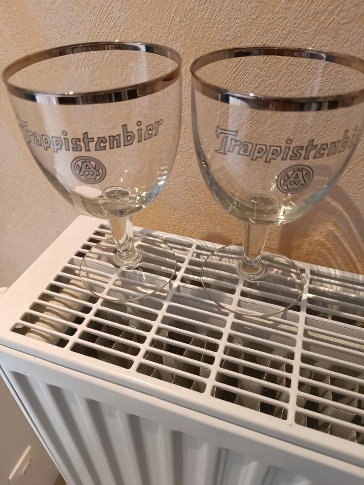 A vendre 2 verres Trappistenbier, Collections, Verres & Petits Verres, Utilisé, Verre à bière, Enlèvement