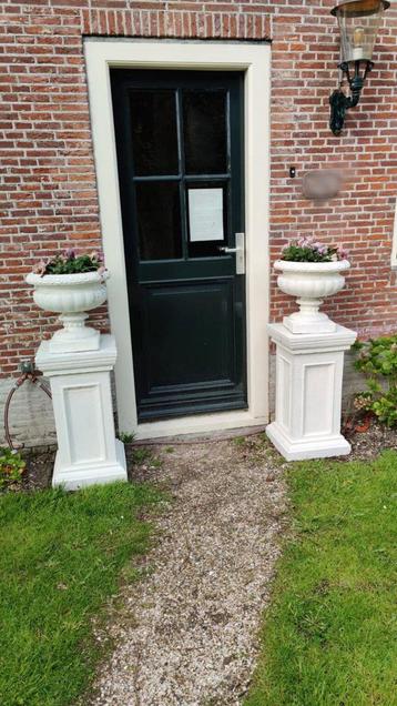 Italiaanse betonnen tuinvazen op betonnen sokkel rosmalen NL beschikbaar voor biedingen