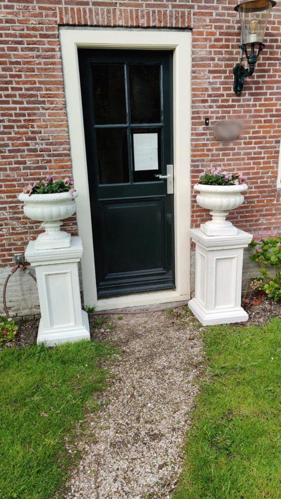 Italiaanse betonnen tuinvazen op betonnen sokkel rosmalen NL, Tuin en Terras, Bloembakken en Plantenbakken, Nieuw, Beton, Binnen