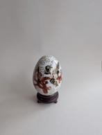 Cloisonné ei op houten standaard, Ophalen