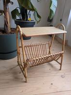 Vintage rotan krantenhouder / bijzettafel, Ophalen, Gebruikt
