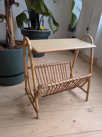 Vintage rotan krantenhouder / bijzettafel beschikbaar voor biedingen