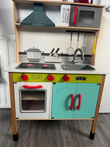 Speelkeuken + een bak vol toebehoren beschikbaar voor biedingen