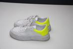 Zara witte sneakers met fluo geel accent maat 40, Kleding | Heren, Schoenen, Wit, Ophalen of Verzenden, Gedragen, Sneakers